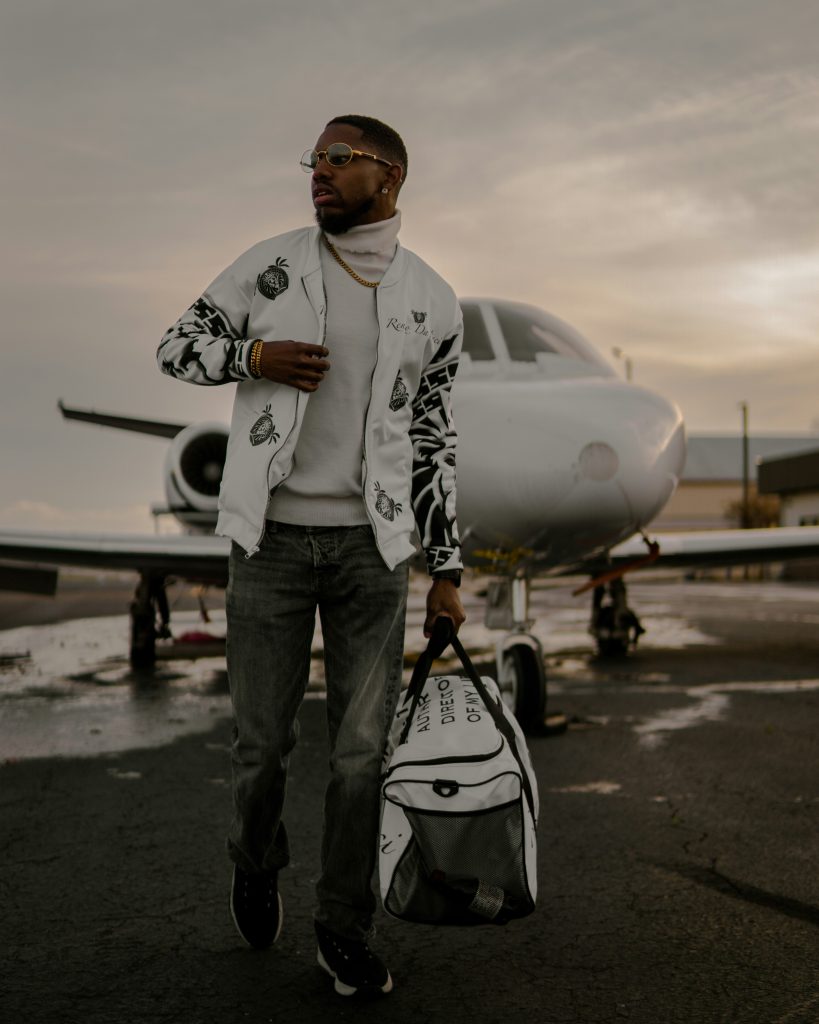 An image of a private jet lifestyle as often portrayed in many false forex ads.
