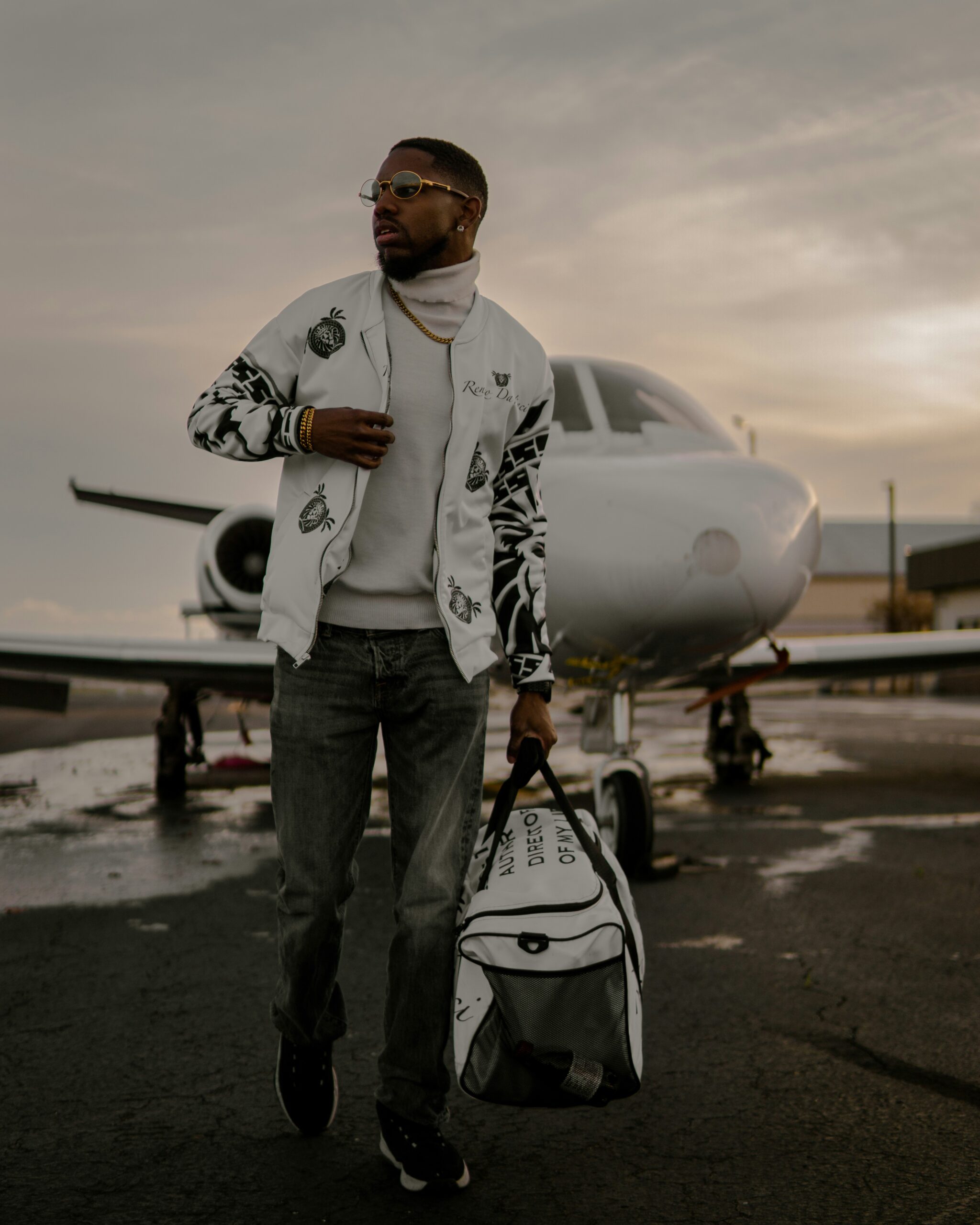 An image of a private jet lifestyle as often portrayed in many false forex ads.